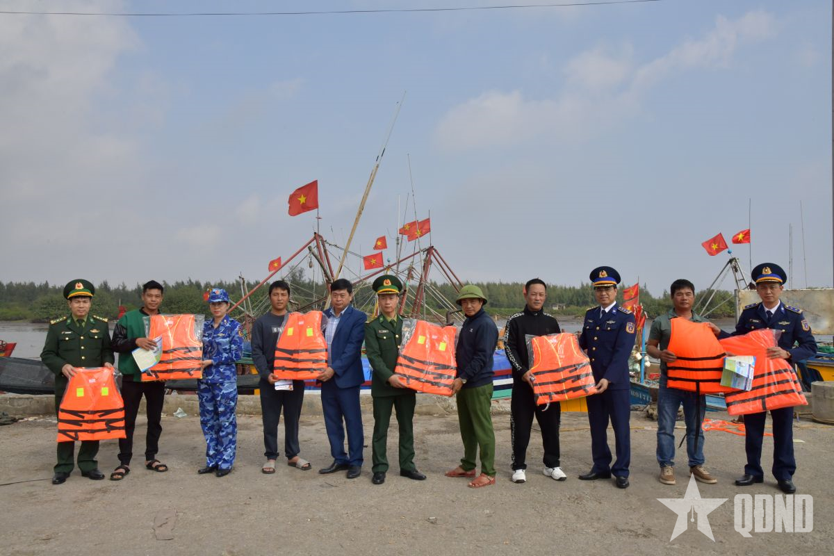 Cán bộ, chiến sĩ tuyên truyền phòng ngừa ma túy học đường